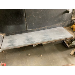 Marche pied coté droit pour chassis court  en voie large.