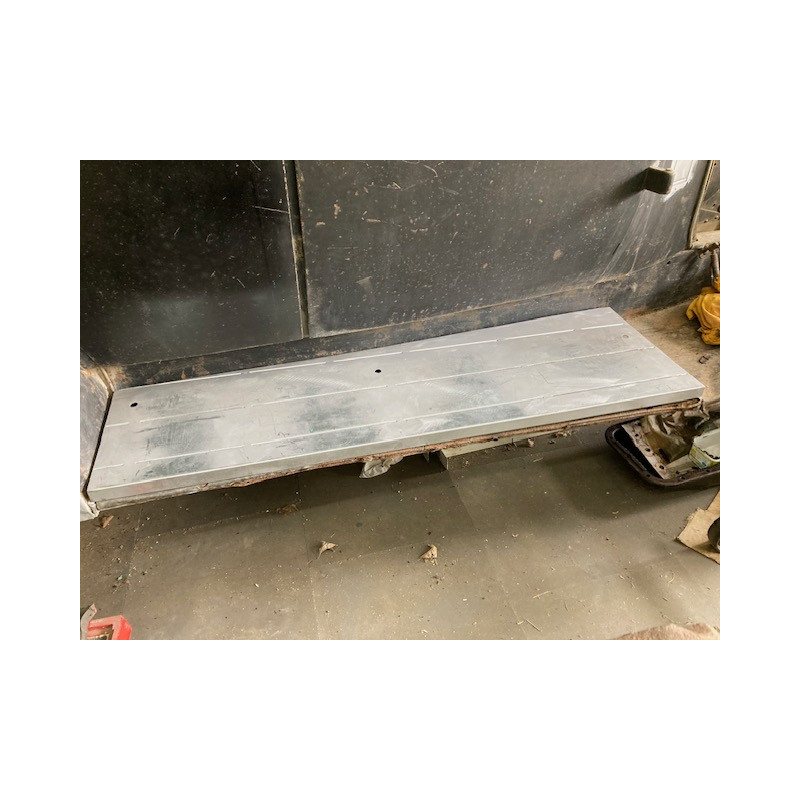 Marche pied coté droit pour chassis court  en voie large.