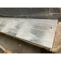 Marche pied coté droit pour chassis court  en voie large.